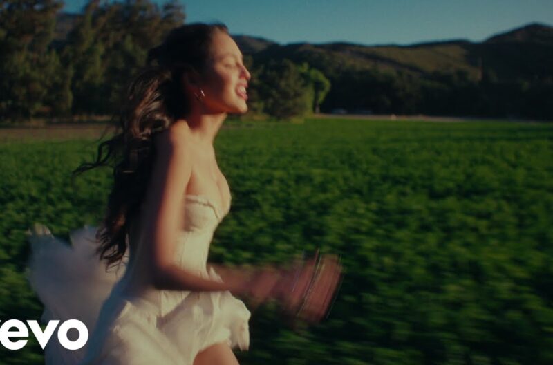 オリヴィア・ロドリゴが映画『ハンガー・ゲーム0』のサウンドトラック・アルバムに提供した新曲「Can't Catch Me Now」のミュージック・ビデオを公開！