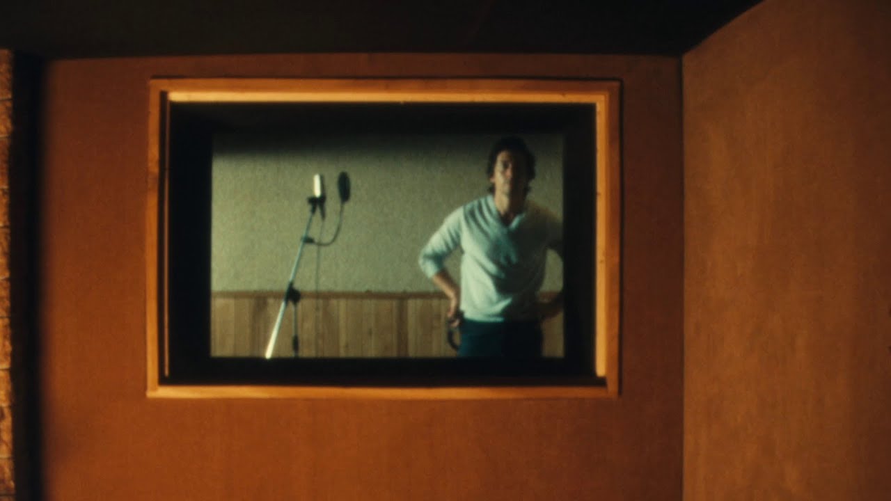 アークティック・モンキーズが10月リリースの新作アルバム『The Car』から新曲「There'd Better Be A Mirrorball」のミュージック・ビデオを公開