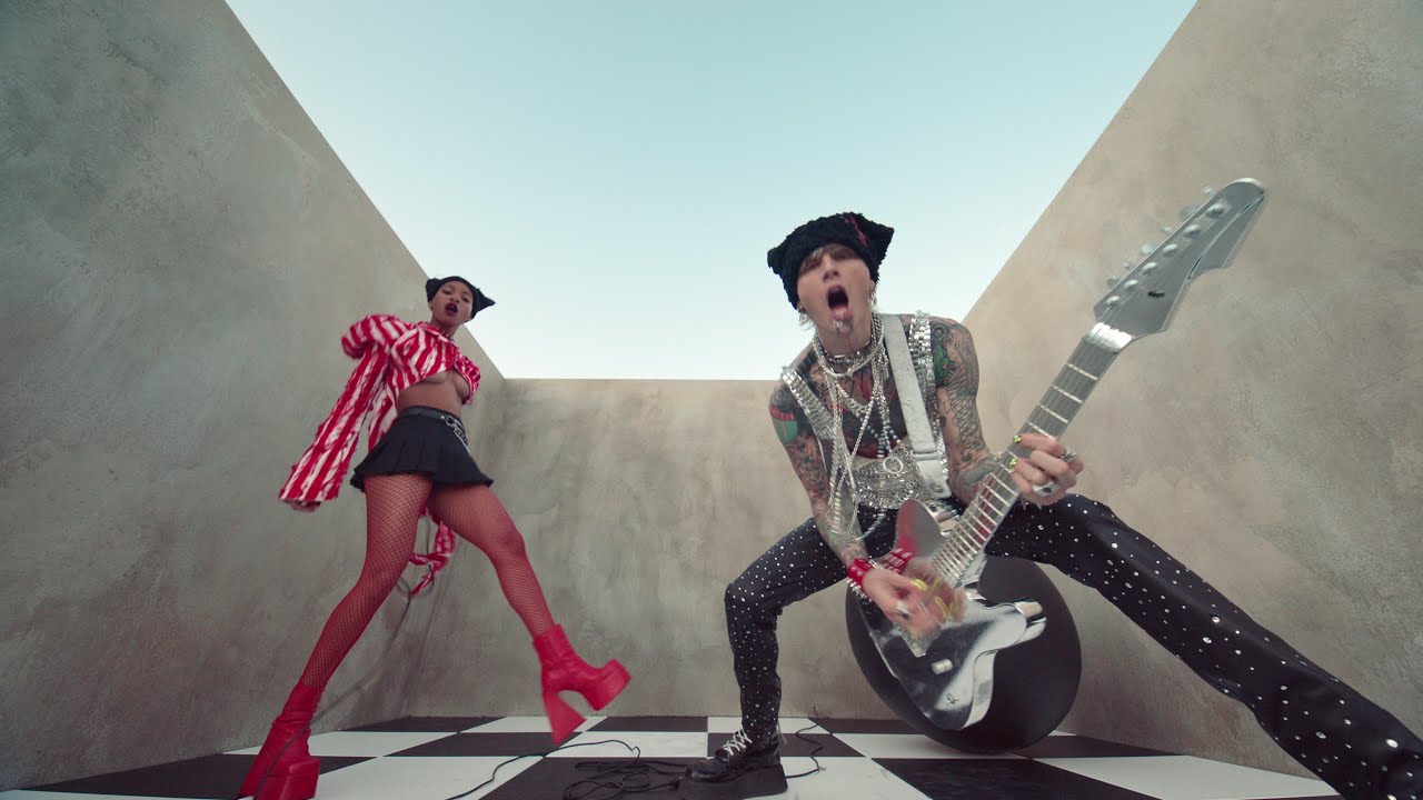 マシン・ガン・ケリーがウィローと共演の最新シングル「エモ・ガール」のミュージック・ビデオを公開