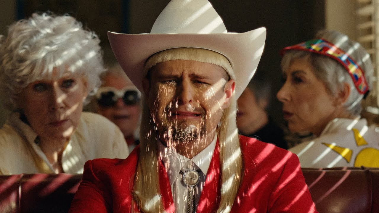 バイラル・センセーションを起こすアーティスト、オリバー・ツリーが待望の最新アルバム『Cowboy Tears』から「Swing & A Miss」のミュージック・ビデオを公開