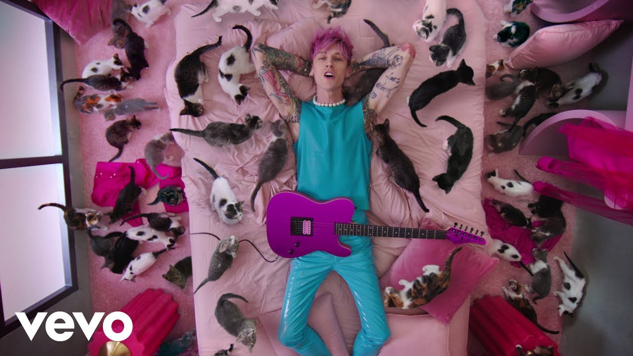 マシン・ガン・ケリーがブラックベアーを迎えた「make up sex」の子猫だらけのミュージック・ビデオを公開