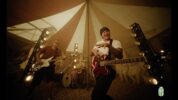 ブリンク182がトム・デロング再加入で3人では約11年ぶりとなる新曲「EDGING」のミュージック・ビデオを公開