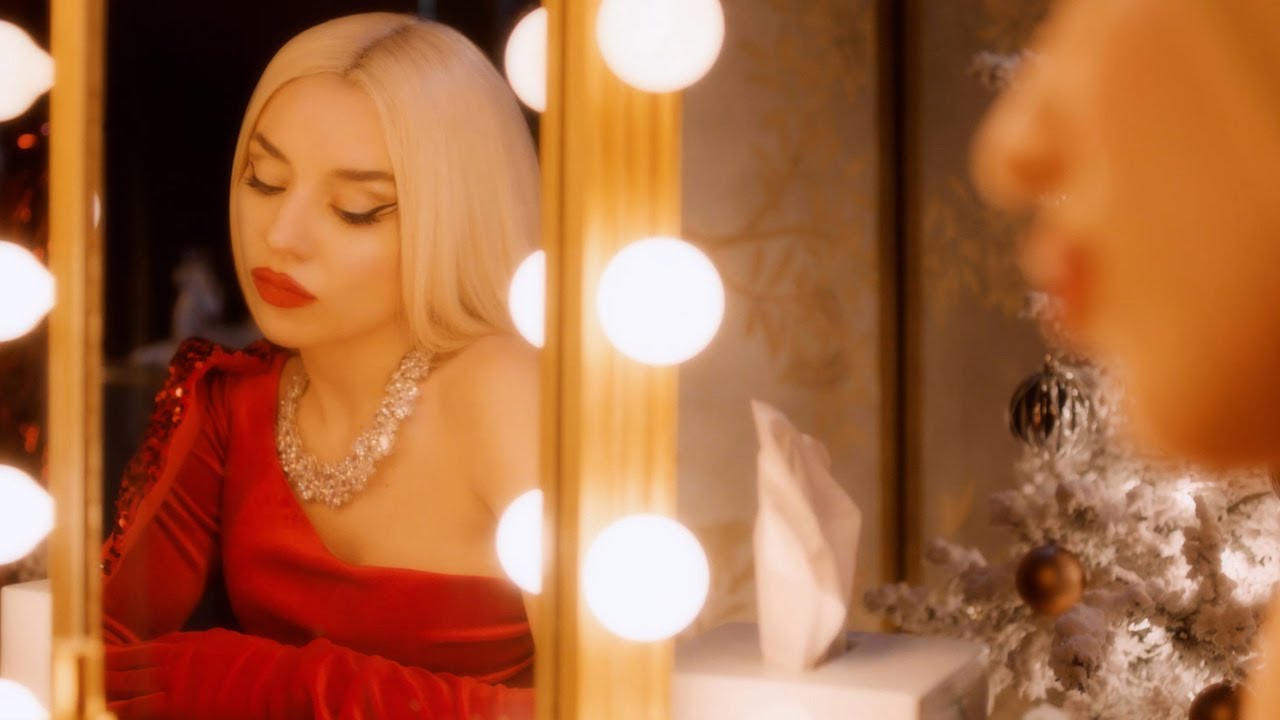 エイバ・マックスが2020年リリースのクリスマス・シングル「Christmas Without You」のミュージック・ビデオを公開