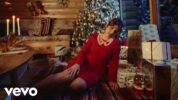 アレッシア・カーラが2020年リリースのクリスマスEPから「Make It To Christmas」のミュージック・ビデオを公開