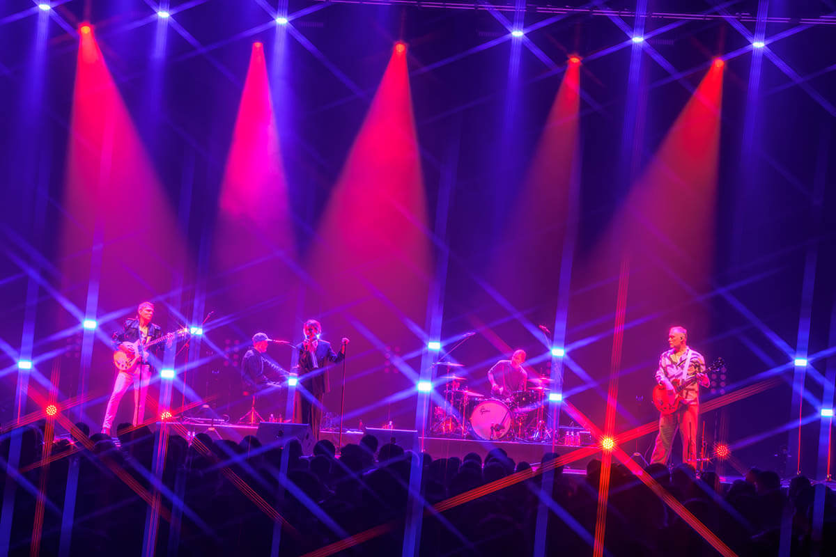 公式ライヴ・レポート:カーディガンズ、SWEDISH POP CARNIVAL 東京初日 10月13日東京ガーデンシアター