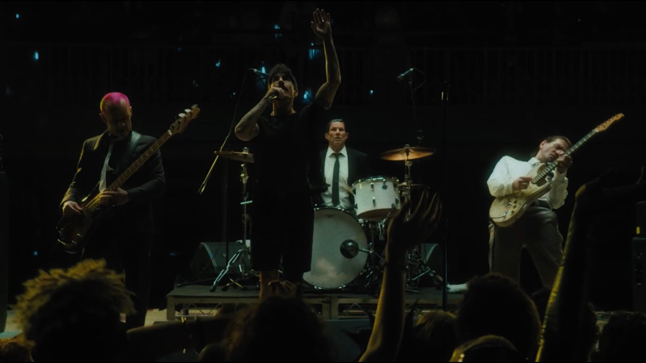 レッド・ホット・チリ・ペッパーズが新作アルバム『Return of the Dream Canteen』から新たに「The Drummer」のミュージック・ビデオを公開