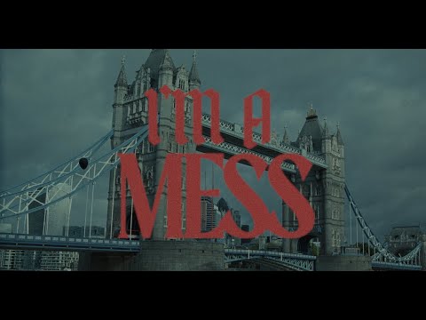 アヴリル・ラヴィーンがヤングブラッドとのコラボ曲「I'm a Mess」のミュージック・ビデオを公開
