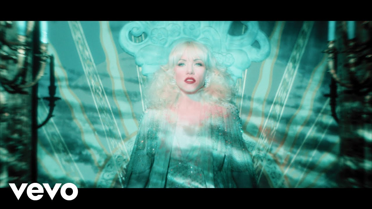 カーリー・レイ・ジェプセンが最新アルバムから新たに「Surrender My Heart」のミュージック・ビデオを公開