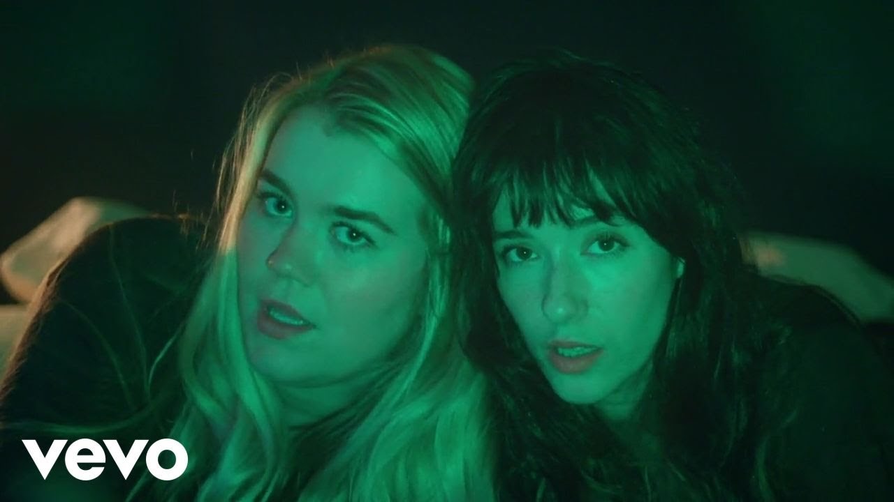 女性2人組デイジー・ザ・グレイトが新曲「GLITTER」のミュージック・ビデオを公開