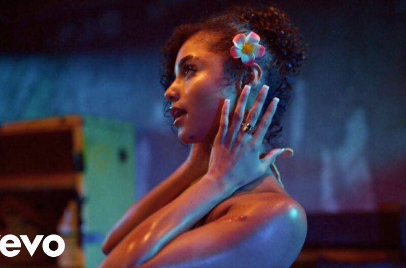 南アフリカのシンガー、タイラがバイラルヒットとなっているシングル「Water」のミュージック・ビデオを公開