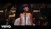 レイがロンドンのロイヤル・アルバート・ホールで行った一夜限りのライヴから「Oscar Winning Tears」の映像を公開