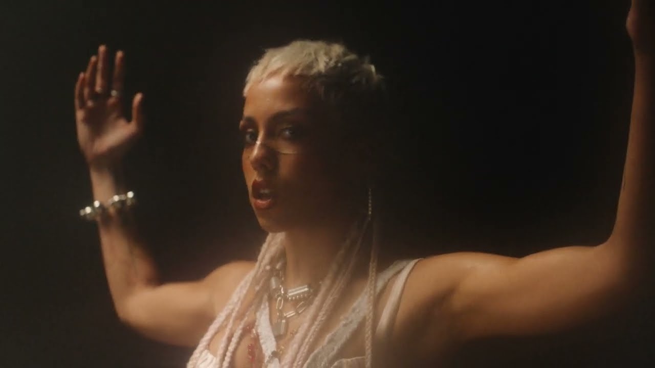 ポピー・アジューダが4月リリースのデビュー・アルバムから新曲「PLAYGOD」のミュージック・ビデオを公開