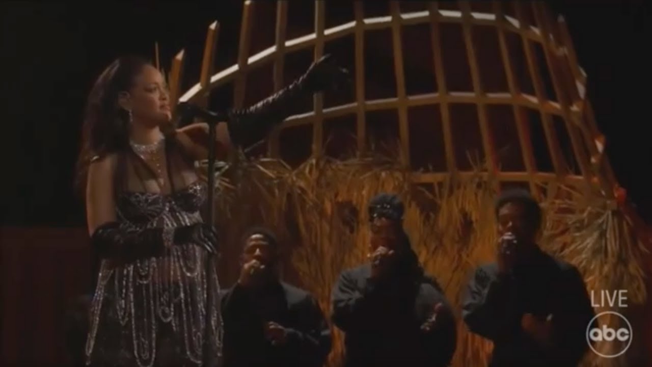 リアーナが第95回アカデミー賞授賞式で披露した「Lift Me Up」のパフォーマンス映像が公開