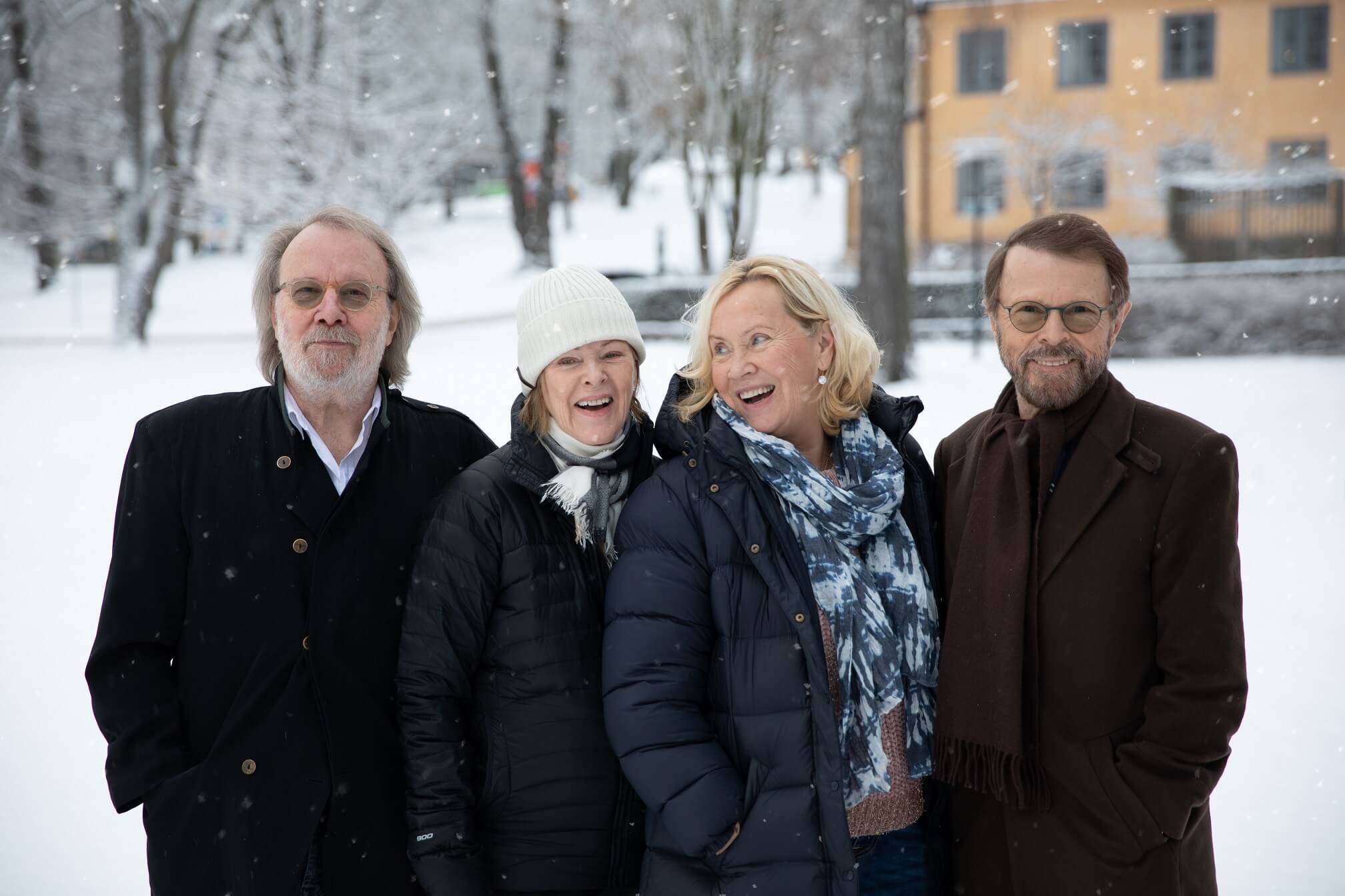 ABBAが初のクリスマス・シングル「Little Things」をリリースしミュージック・ビデオを公開