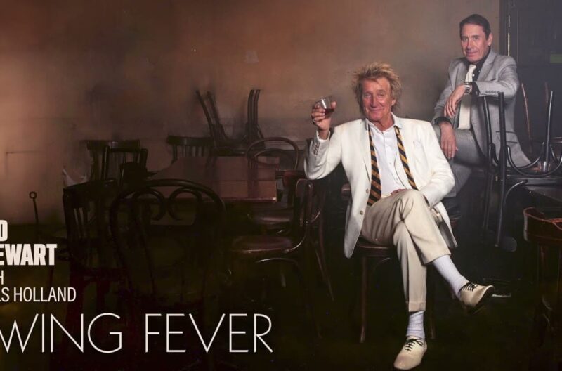 ロッド・スチュアートがジュールズ・ホランドとのコラボ・アルバム『Swing Fever』を2024/2/23にリリース！先行曲「Almost Like Being In Love」のヴィジュアライザー・ビデオを公開