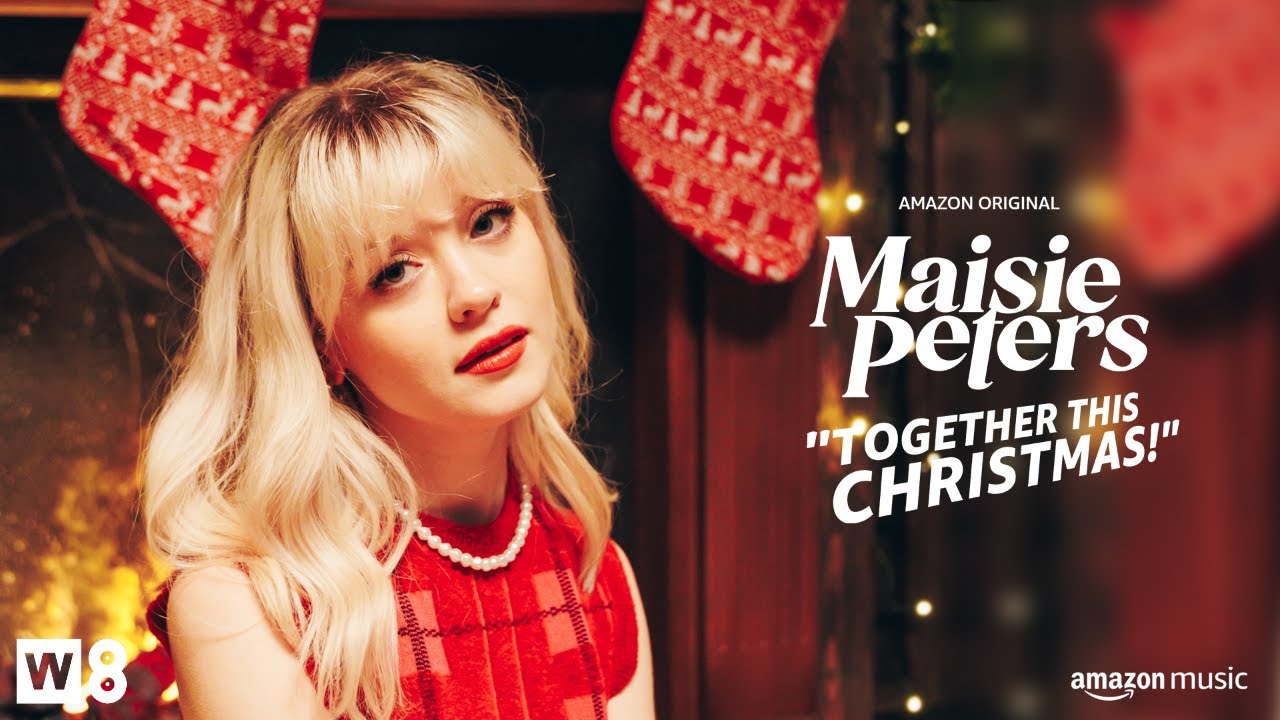 メイジー・ピーターズがAmazonプライムの映画『あなたの、私のクリスマス？』に提供した「Together This Christmas」のミュージック・ビデオを公開