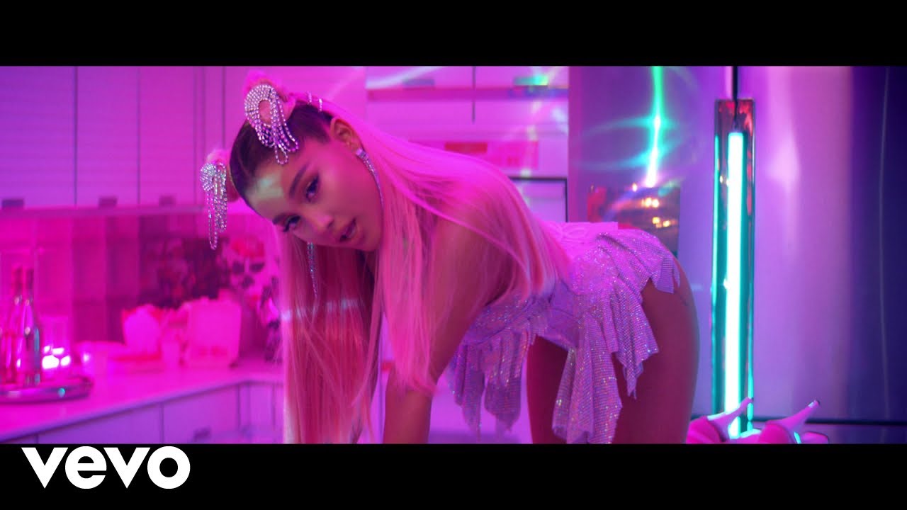 Ariana Grandeが新曲「7 Rings」の日本語満載で6人の友人も出演したミュージック・ビデオを公開。