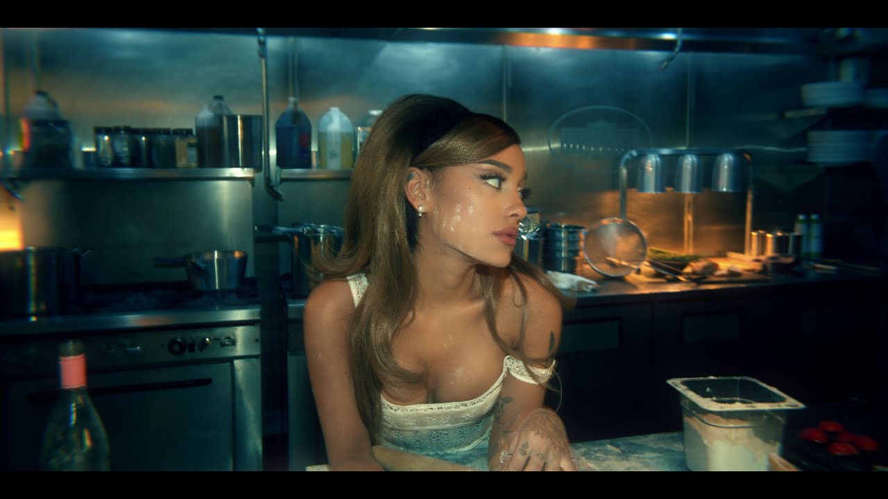Ariana Grandeが新曲「positions」のミュージック・ビデオを公開