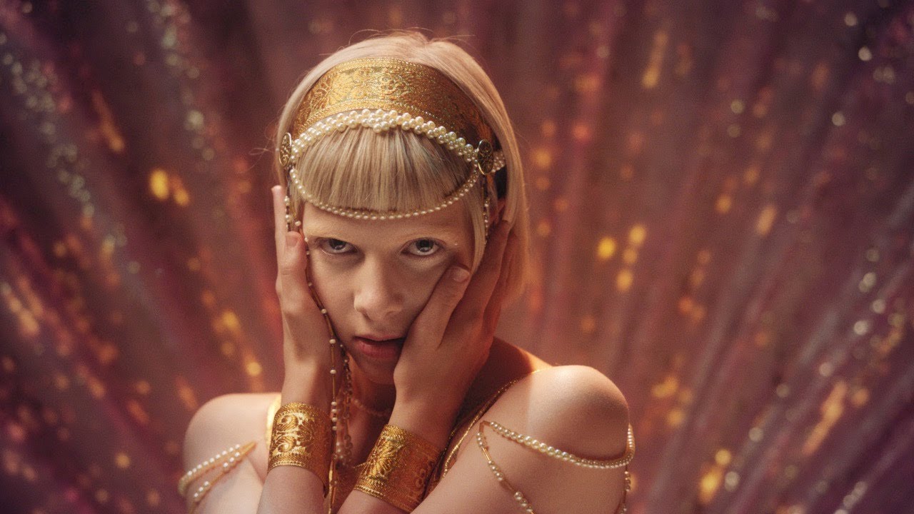 AURORAが新曲「Exist For Love」のミュージック・ビデオを公開