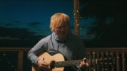 エド・シーランが新作アルバム『Autumn Variations』から「Blue」のアコースティック・ライヴの映像を公開