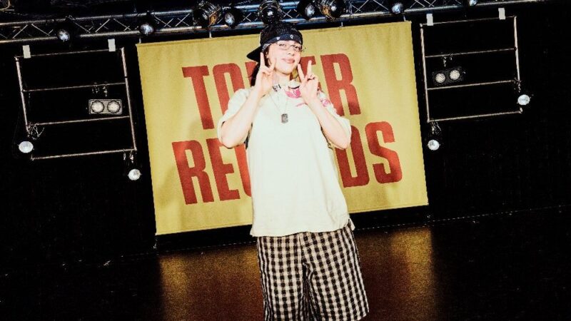 ビリー・アイリッシュがタワーレコード渋谷店にてサイン会イベントを電撃開催！集まったファンに「みなさん、会いに来てくれてありがとう！愛しています！」