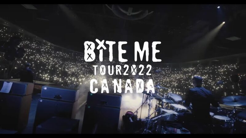 アヴリル・ラヴィーンが2022年に行ったカナダでのツアー『Bite Me Canada Tour』の舞台裏などをまとめた映像を公開