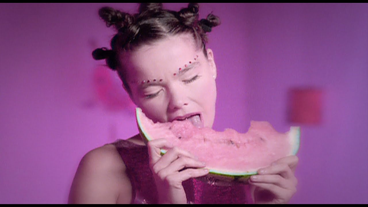 Björk「Possibly Maybe」の洋楽歌詞・YouTube動画・解説まとめ