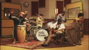 Bruno MarsとAnderson .Paakによるバンド、Silk Sonicがデビュー曲「Leave the Door Open」のミュージック・ビデオを公開