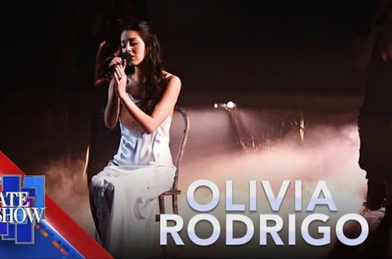 オリヴィア・ロドリゴがザ・レイト・ショー・ウィズ・スティーヴン・コルベアに出演し披露した「Can’t Catch Me Now」のパフォーマンス・ビデオが公開