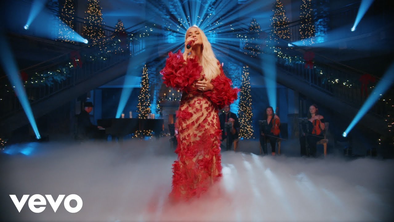 Carrie Underwoodが2021 Carols in the Domainで披露した「O Holy Night」の映像を公開