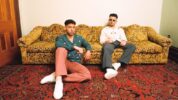 クラッシュ・アダムスが、晴れた日に聴きたい新曲「Good Side」をリリース！縦型のリリック・ビデオも公開