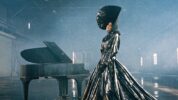 魔法のような歌声を持つ新生アーティスト、アミリア・ムーアが新曲「crybaby」のピアノ・バージョンをリリース！ミュージック・ビデオを公開