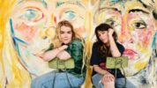 ニューヨークのブルックリンを拠点とするインディー・ポップ・デュオ、デイジー・ザ・グレートの新曲「Easy」、曲名とは裏腹なメッセージに迫る