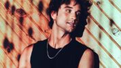 ダニエル・シーヴィ、過去の経験から成長していくことを歌う、最新シングル「The Older You Get」のミュージック・ビデオを公開