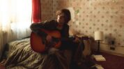 “陰影のヒーロー”ことデイヴィッド・クシュナーの新曲「Hero」がリリースされ、ミュージック・ビデオも公開