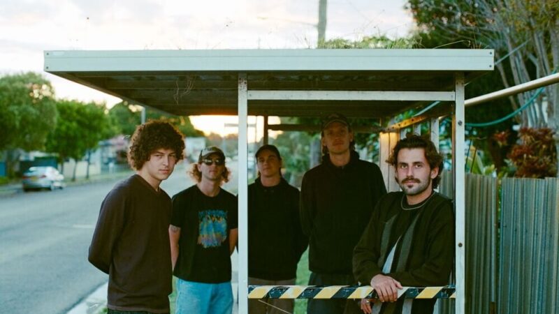 オーストラリア発の5人組ポスト・パンク・バンド、ダスト、シングル「Trust U See」のミュージック・ビデオが公開