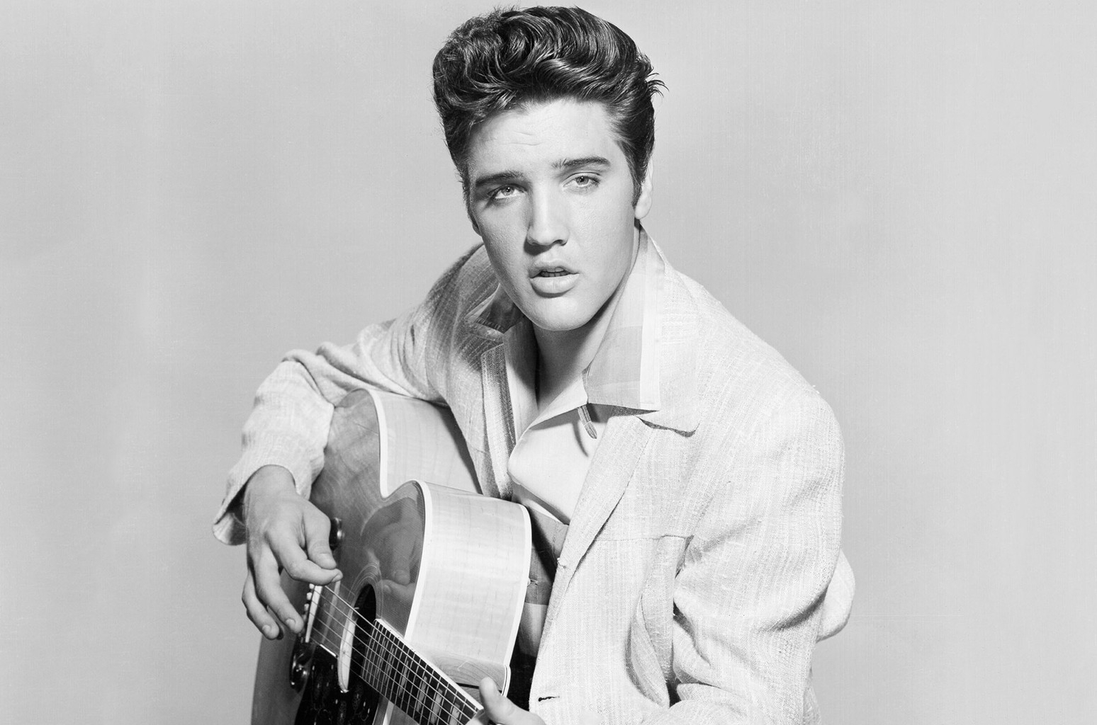Elvis Presley（エルヴィス・プレスリー）の歴史「キング・オブ・ロックンロール」と称されるまでを8つの時代に凝縮 | 洋楽まっぷ