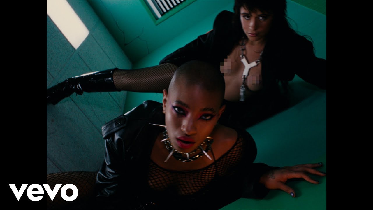 カミラ・カベロが最新アルバム『Familia』からウィローを迎えた「psychofreak」のミュージック・ビデオを公開