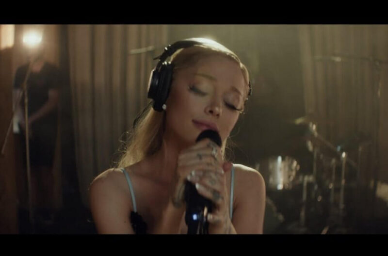 アリアナ・グランデが2013年リリースのデビュー・アルバム10周年記念盤からロンドンで撮影された「Honeymoon Avenue」「Daydreamin'」のパフォーマンス・ビデオを公開