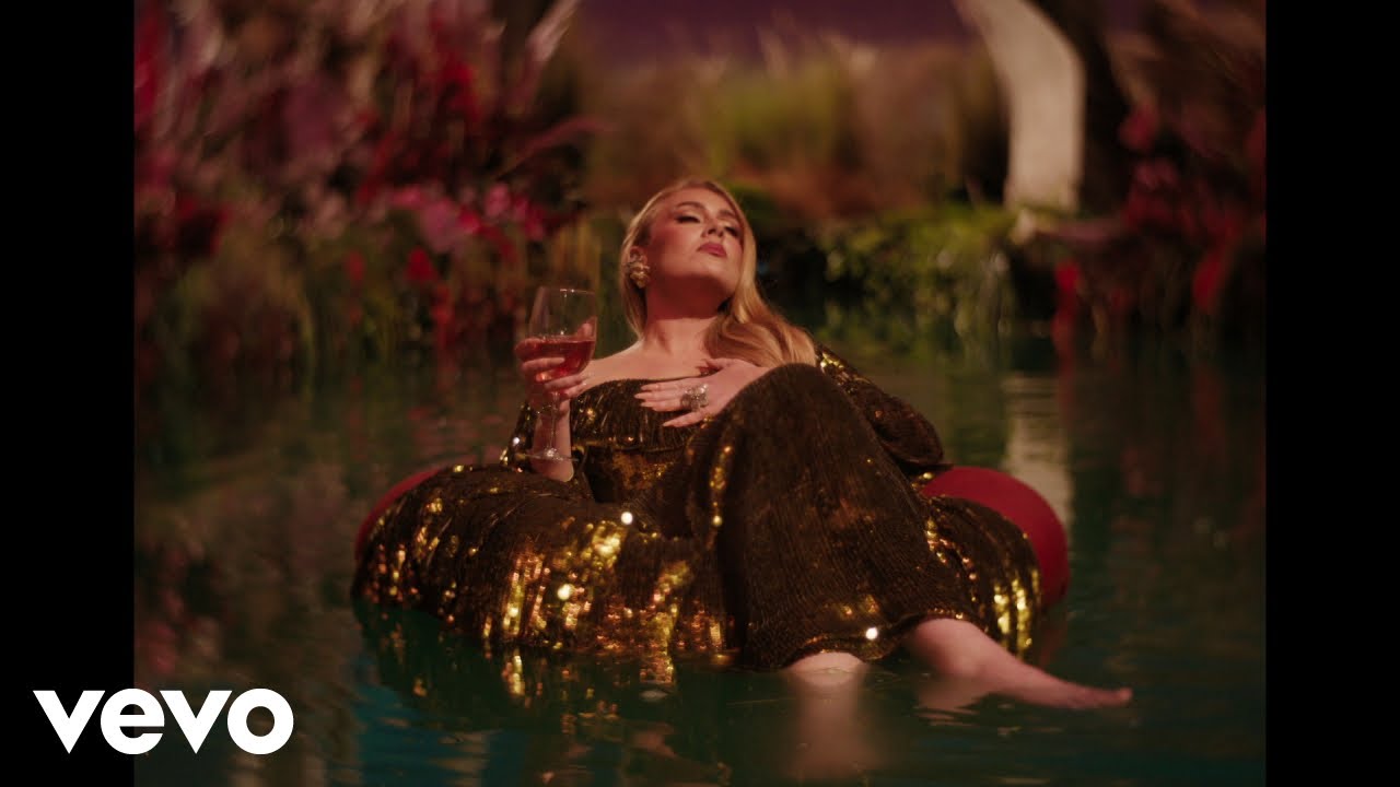 アデルが最新アルバムから「I Drink Wine」のミュージック・ビデオを公開