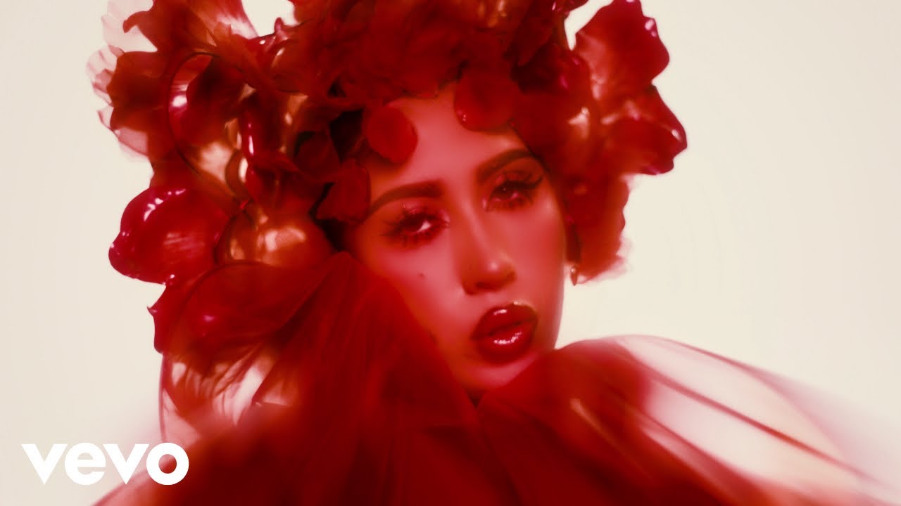 カリ・ウチスが新曲「I Wish you Roses」をリリースし、ミュージック・ビデオを公開