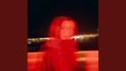ホリー・ハンバーストーンがプリンスの名曲「I Would Die 4 U」をカバーした音源を公開