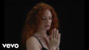 ジェス・グリンが4/26リリースの新作アルバム『Jess』から新曲「Enough」のミュージック・ビデオを公開