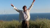 ジョシュア・バセットがデビュー・アルバム『The Golden Years』を7/26にリリースすることを発表！タイトル曲のリリック・ビデオも公開
