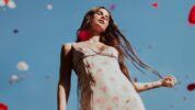日本のSNSでバイラルしたレナが新曲「Looking For Love」のミュージック・ビデオを公開
