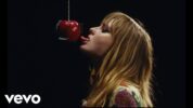 マネスキンが大ヒット中の最新曲「I Wanna Be Your Slave」のミュージック・ビデオを公開