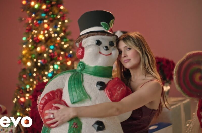 ミミ・ウェッブがリリースされたばかりのクリスマス・ソング「Back Home For Christmas」のミュージック・ビデオを公開