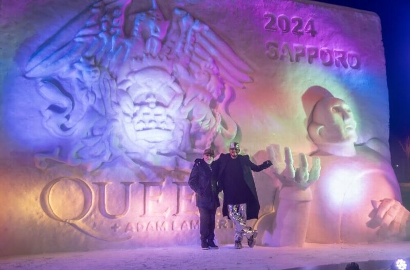 クイーン、ロジャー・テイラーとアダム・ランバートが「さっぽろ雪まつり」で特別展示されているクイーンの巨大な雪像をお忍びで訪問