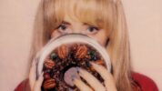 サブリナ・カーペンターが6曲入りのクリスマスEP『fruitcake』をリリース！収録曲のリリック・ビデオを公開