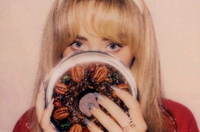 サブリナ・カーペンターが6曲入りのクリスマスEP『fruitcake』をリリース！収録曲のリリック・ビデオを公開